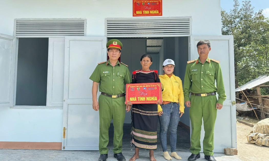 Trao tặng nhà tình nghĩa cho hộ nghèo, khó khăn về nhà ở.