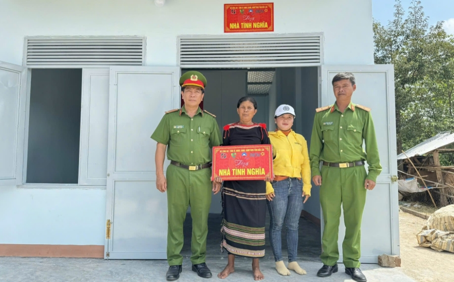 Trao tặng nhà tình nghĩa cho hộ nghèo, khó khăn về nhà ở.