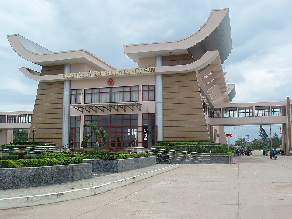 Việc phát triển hạ tầng liên phương thức ở cửa ngõ biên mậu Tây Ninh - Campuchia không chỉ mang lại lợi ích kinh tế mà còn có tác động xã hội lớn. Trong ảnh: Cửa khẩu quốc tế Mộc Bài