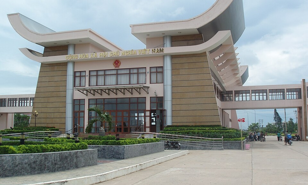 Việc phát triển hạ tầng liên phương thức ở cửa ngõ biên mậu Tây Ninh - Campuchia không chỉ mang lại lợi ích kinh tế mà còn có tác động xã hội lớn. Trong ảnh: Cửa khẩu quốc tế Mộc Bài
