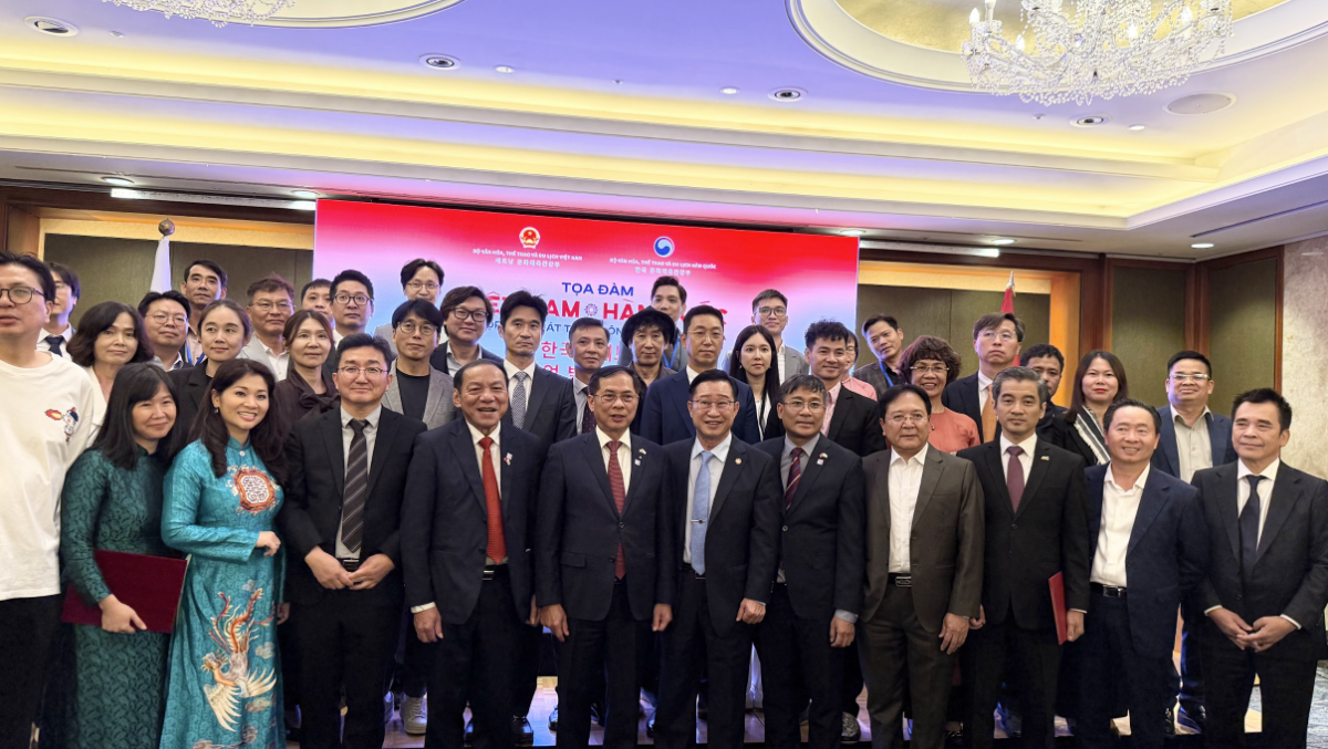 Lãnh đạo Việt Nam - Hàn Quốc chụp ảnh kỷ niệm tại Tọa đàm.