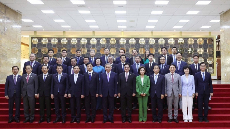 Tổng Bí thư Tô Lâm cùng&nbsp;Chủ tịch Quốc hội Hàn Quốc Woo Won Sik và Đoàn đại biểu chụp ảnh lưu niệm. Ảnh: TTXVN