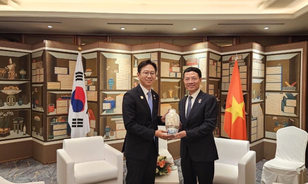 Bộ trưởng Nguyễn Mạnh Hùng trao quà kỷ niệm cho Bộ trưởng Kyung Hoon Bae.