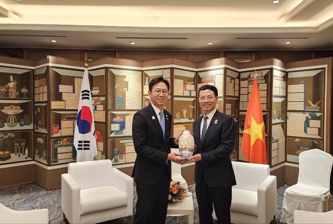 Bộ trưởng Nguyễn Mạnh Hùng trao quà kỷ niệm cho Bộ trưởng Kyung Hoon Bae.