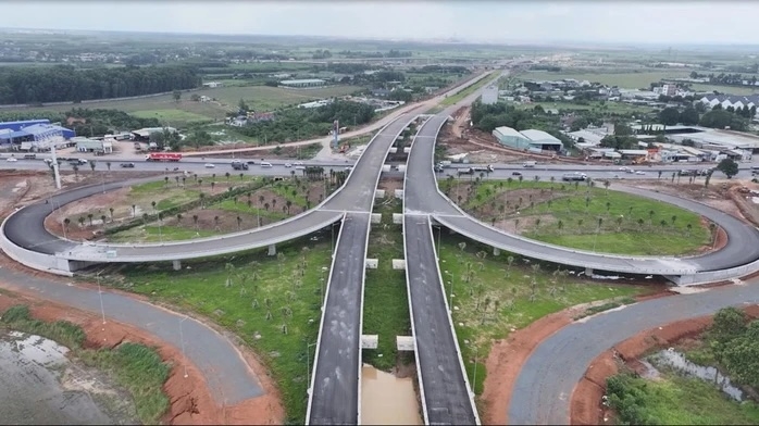 Nút giao Quốc lộ 51, hai tuyến đường T1 và T2 kết nối trực tiếp vào sân bay Long Thành đã cơ bản hoàn thiện. Ảnh: Nguyễn Tuấn.