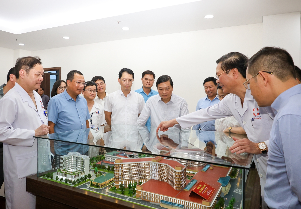 Chủ tịch UBND tỉnh Nghệ An Lê Hồng Vinh kiểm tra Dự án Bệnh viện Ung bướu Nghệ An giai đoạn 2