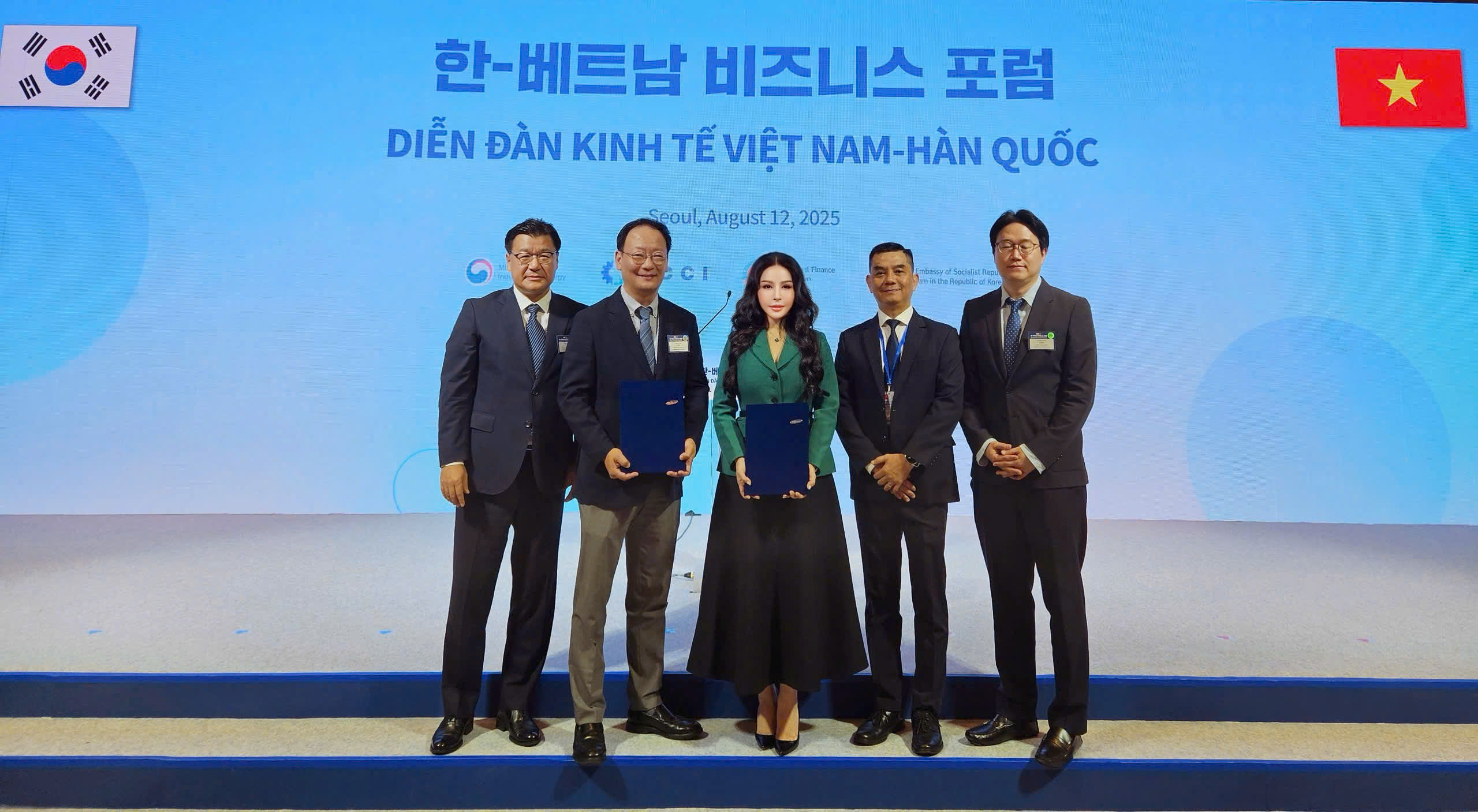 Bà Lê Nữ Thùy Dương - Phó Chủ tịch KN Holdings cùng ông Heo Wook - Phó Chủ tịch phụ trách đầu tư toàn cầu, Samsung C&T (thứ hai từ trái sang) trao thỏa thuận hợp tác.