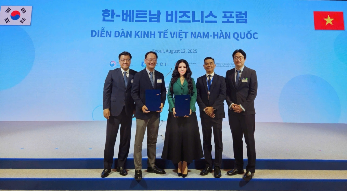 Bà Lê Nữ Thùy Dương - Phó Chủ tịch KN Holdings cùng ông Heo Wook - Phó Chủ tịch phụ trách đầu tư toàn cầu, Samsung C&T (thứ hai từ trái sang) trao thỏa thuận hợp tác.