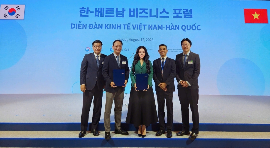 Bà Lê Nữ Thùy Dương - Phó Chủ tịch KN Holdings cùng ông Heo Wook - Phó Chủ tịch phụ trách đầu tư toàn cầu, Samsung C&T (thứ hai từ trái sang) trao thỏa thuận hợp tác.