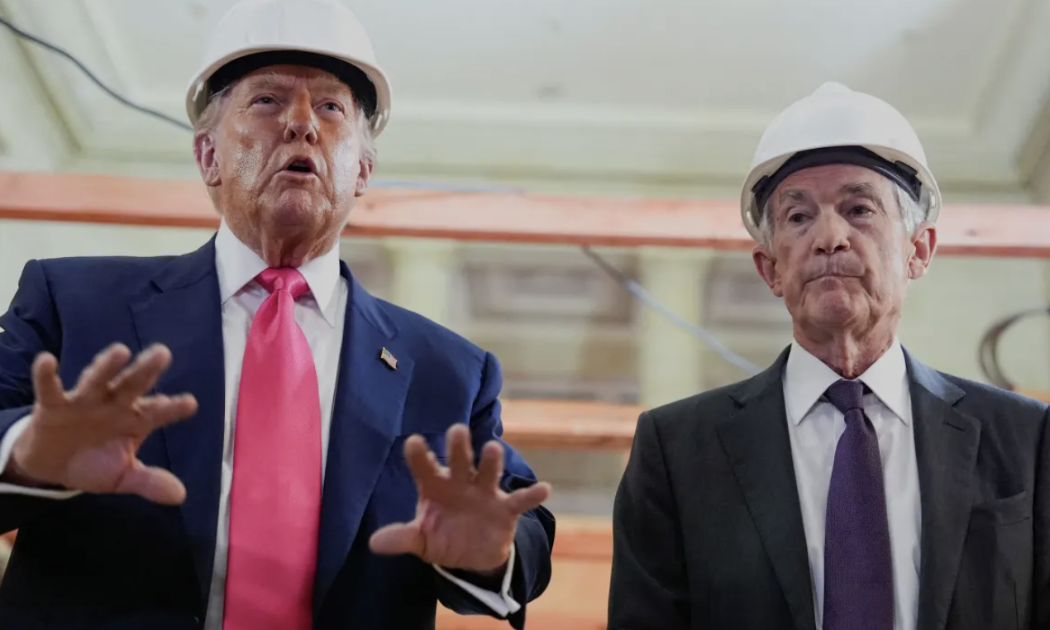 Tổng thống Mỹ Donald Trump (trái) và Chủ tịch Fed Jerome Powell khi ông Trump thăm công trình cải tạo trụ sở Fed ở Washington DC hôm 24/7/2025 - Ảnh: Reuters.