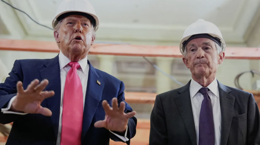 Tổng thống Mỹ Donald Trump (trái) và Chủ tịch Fed Jerome Powell khi ông Trump thăm công trình cải tạo trụ sở Fed ở Washington DC hôm 24/7/2025 - Ảnh: Reuters.
