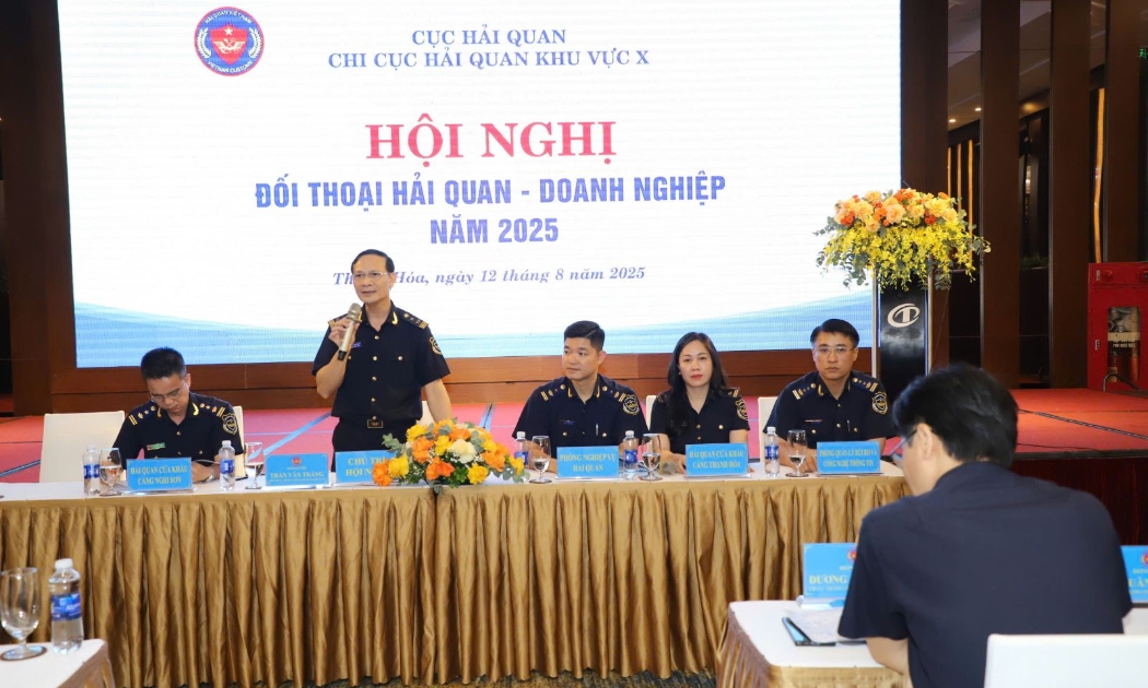 Đại diện Lãnh đạo Chi cục Hải quan khu vực X giải đáp các vướng mắc cho doanh nghiệp