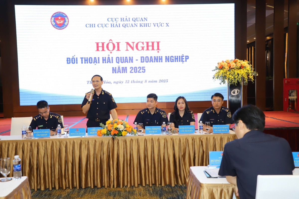 Đại diện Lãnh đạo Chi cục Hải quan khu vực X giải đáp các vướng mắc cho doanh nghiệp