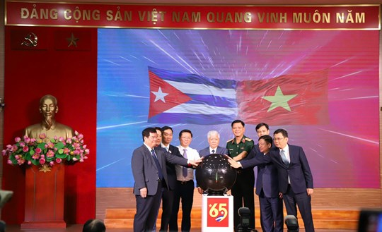 Ông Đỗ Văn Chiến, Ủy viên Bộ Chính trị, Bí thư Trung ương Đảng, Bí thư Đảng ủy Mặt trận Tổ quốc, các đoàn thể Trung ương, Chủ tịch Ủy ban Trung ương Mặt trận Tổ quốc Việt Nam cùng các đại biểu bấm nút phát động chương trình