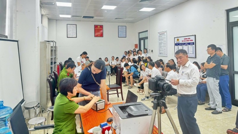 Công an phường Yên Sở (Hà Nội) đang thực hiện việc cấp đổi Thẻ đảng viên điện tử cho các đảng viên trên địa bàn. Ảnh: Báo Nhân Dân