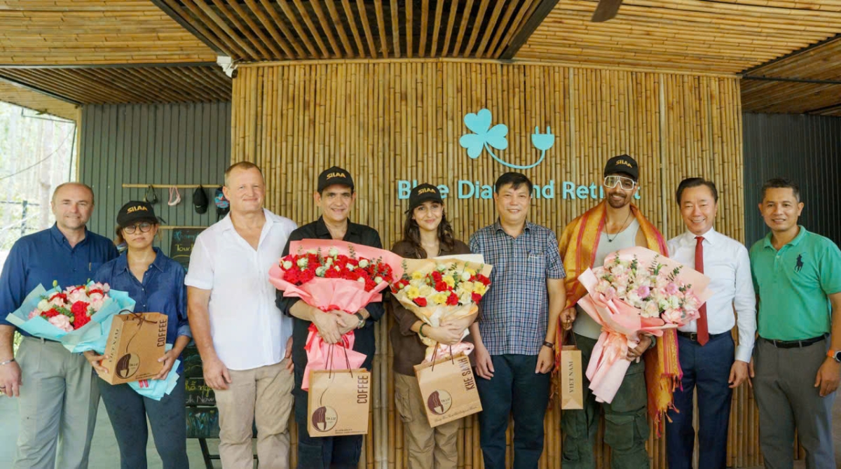 Đoàn làm phim chụp ảnh lưu niệm