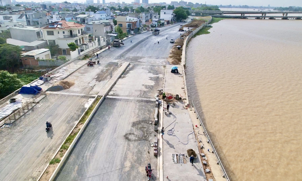 Một đoạn đường ven sông Đồng Nai đã thành hình. Ảnh: M.Tuệ