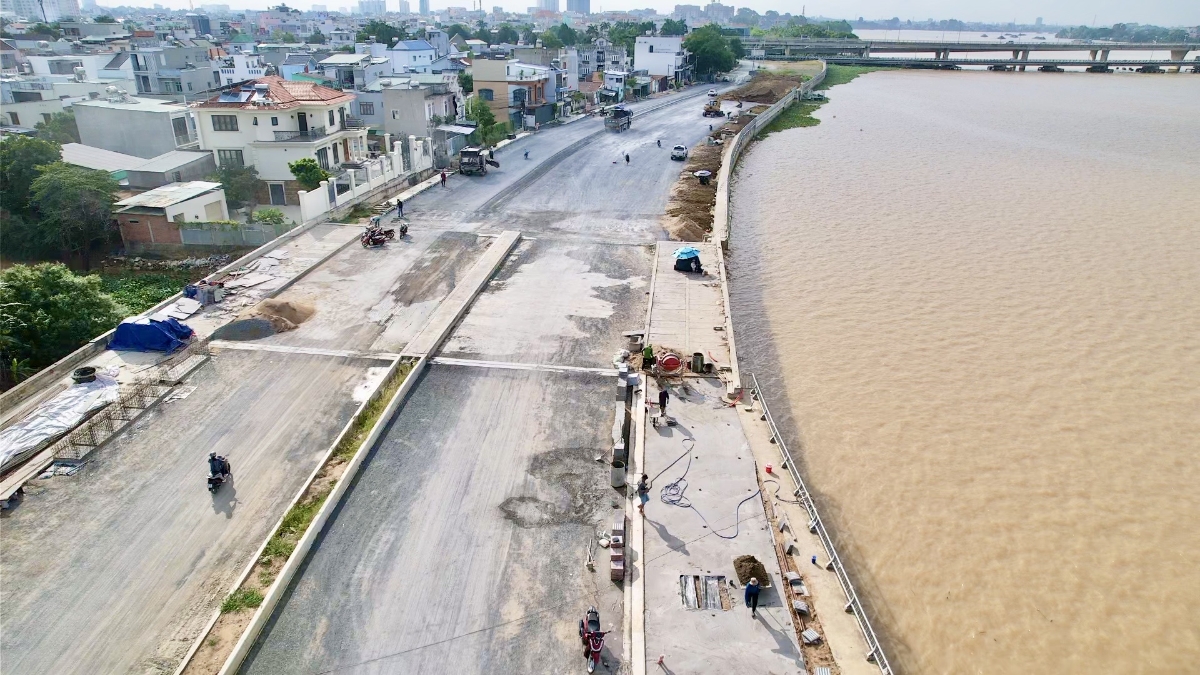 Một đoạn đường ven sông Đồng Nai đã thành hình. Ảnh: M.Tuệ