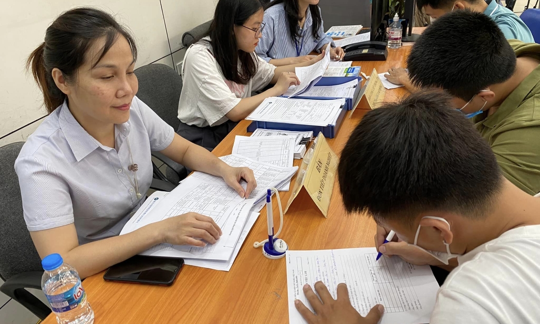 Người lao động được tư vấn, giới thiệu việc làm. Ảnh: Thu Hằng.