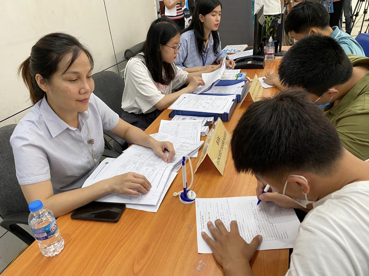 Người lao động được tư vấn, giới thiệu việc làm. Ảnh: Thu Hằng.