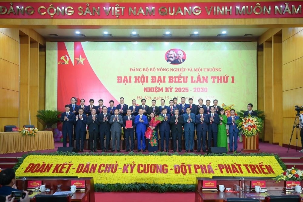 Phó Thủ tướng Chính phủ Trần Hồng Hà chụp ảnh lưu niệm cùng Ban Thường vụ Đảng ủy Bộ Nông nghiệp và Môi trường.