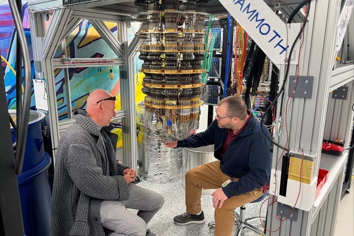 Tủ lạnh cryostat dùng để làm mát chip máy tính lượng tử tại phòng thí nghiệm AI lượng tử của Google ở Santa Barbara. Ảnh: Reuters