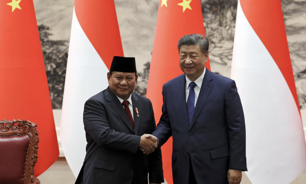 Tổng thống Indonesia Prabowo Subianto (trái) và Chủ tịch Trung Quốc Tập Cận Bình trong chuyến thăm Bắc Kinh của ông Prabowo vào tháng 11/2024 - Ảnh: Reuters.
