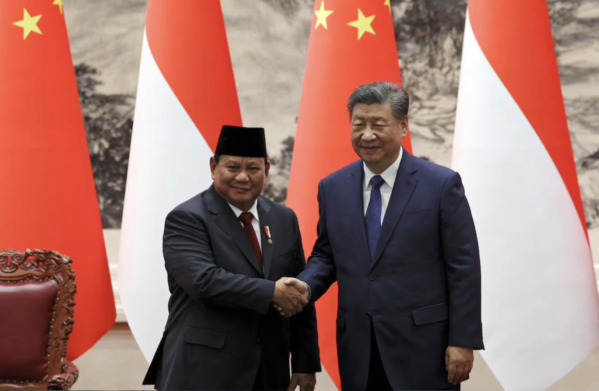 Tổng thống Indonesia Prabowo Subianto (trái) và Chủ tịch Trung Quốc Tập Cận Bình trong chuyến thăm Bắc Kinh của ông Prabowo vào tháng 11/2024 - Ảnh: Reuters.