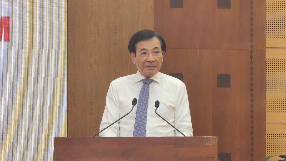 Bộ trưởng, Chủ nhiệm Văn phòng Chính phủ Trần Văn Sơn phát biểu tại buổi họp báo. Ảnh: Việt An.