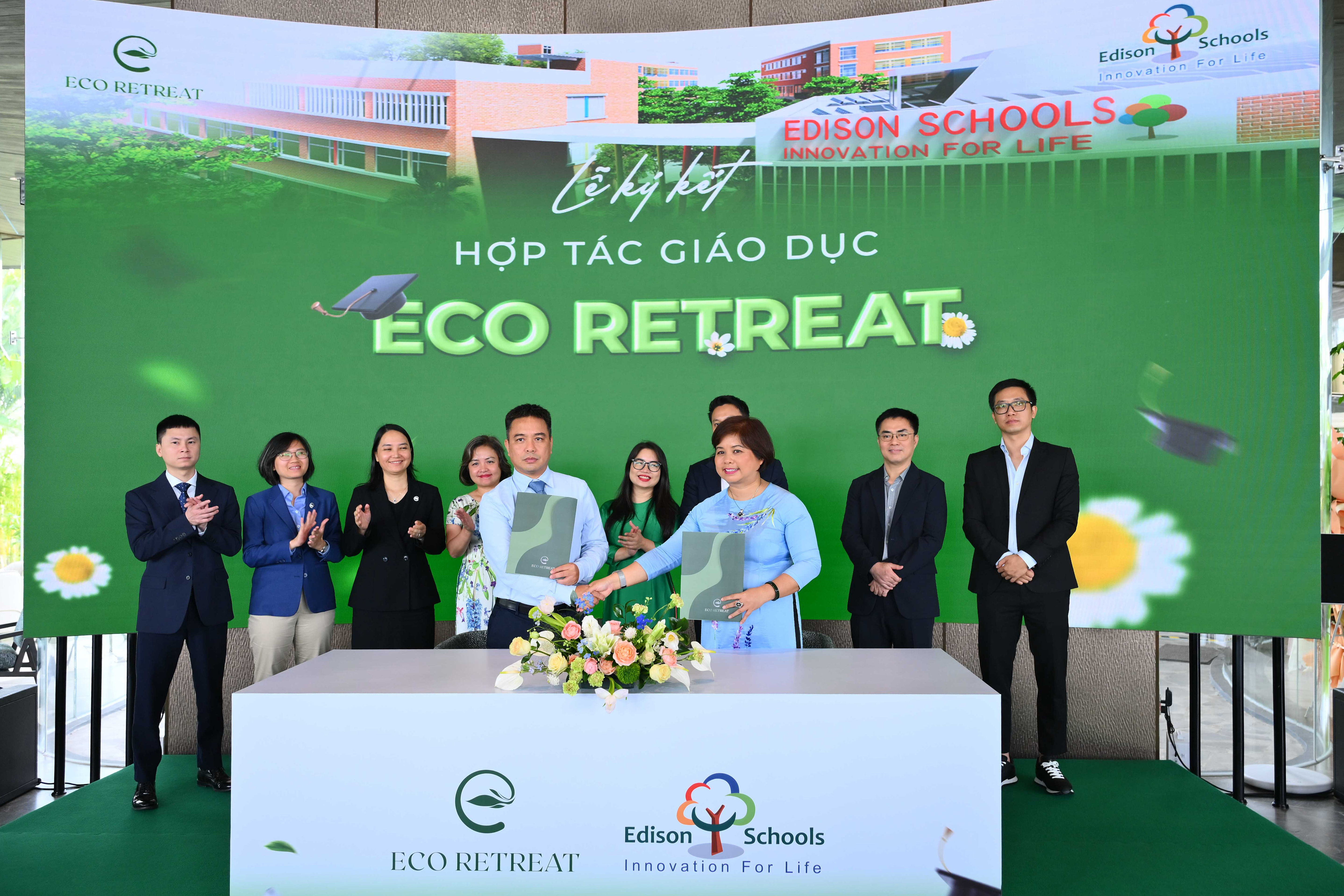 Đại diên nhà sáng lập Ecopark - ông Nguyễn Đức Cảnh – Tổng giám đốc Công ty TNHH MTV Đầu tư và Phát triển DB - và bà Lê Tuệ Minh - Tổng giám đốc Tập đoàn đầu tư giáo dục Innochain, Chủ tịch hệ thống trường Edison - kí thỏa thuận hợp tác.