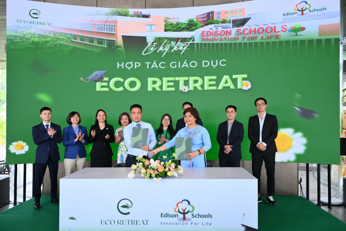 Đại diên nhà sáng lập Ecopark - ông Nguyễn Đức Cảnh – Phó Tổng giám đốc Công ty TNHH MTV Đầu tư và Phát triển DB - và bà Lê Tuệ Minh - Tổng giám đốc Tập đoàn đầu tư giáo dục Innochain, Chủ tịch hệ thống trường Edison - kí thỏa thuận hợp tác.