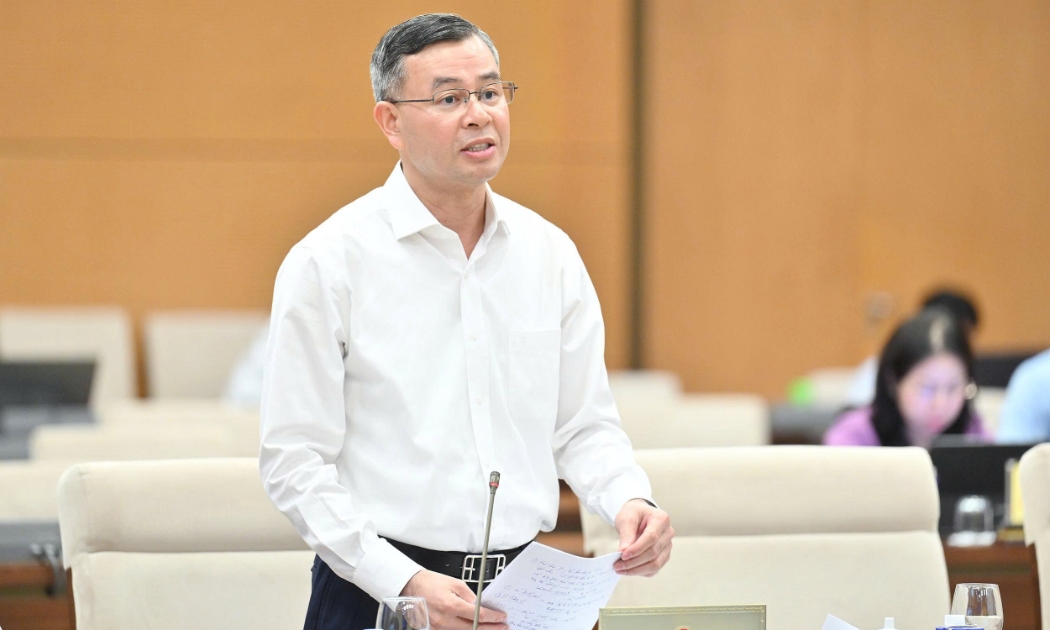 Tổng Kiểm toán nhà nước Ngô Văn Tuấn trình bày Tờ trình. Ảnh: Quochoi.vn