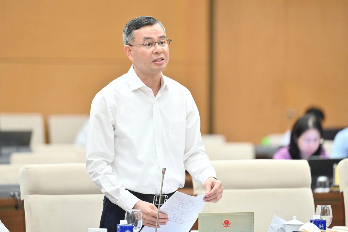 Tổng Kiểm toán nhà nước Ngô Văn Tuấn trình bày Tờ trình. Ảnh: Quochoi.vn