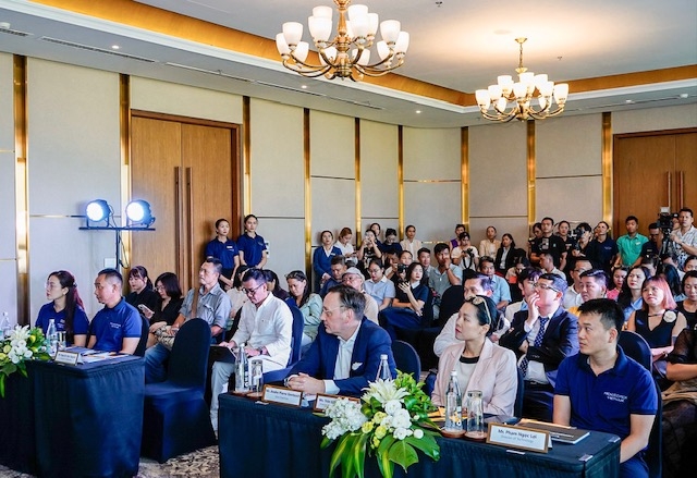 Các đại biểu trong nước và quốc tế tham gia họp báo