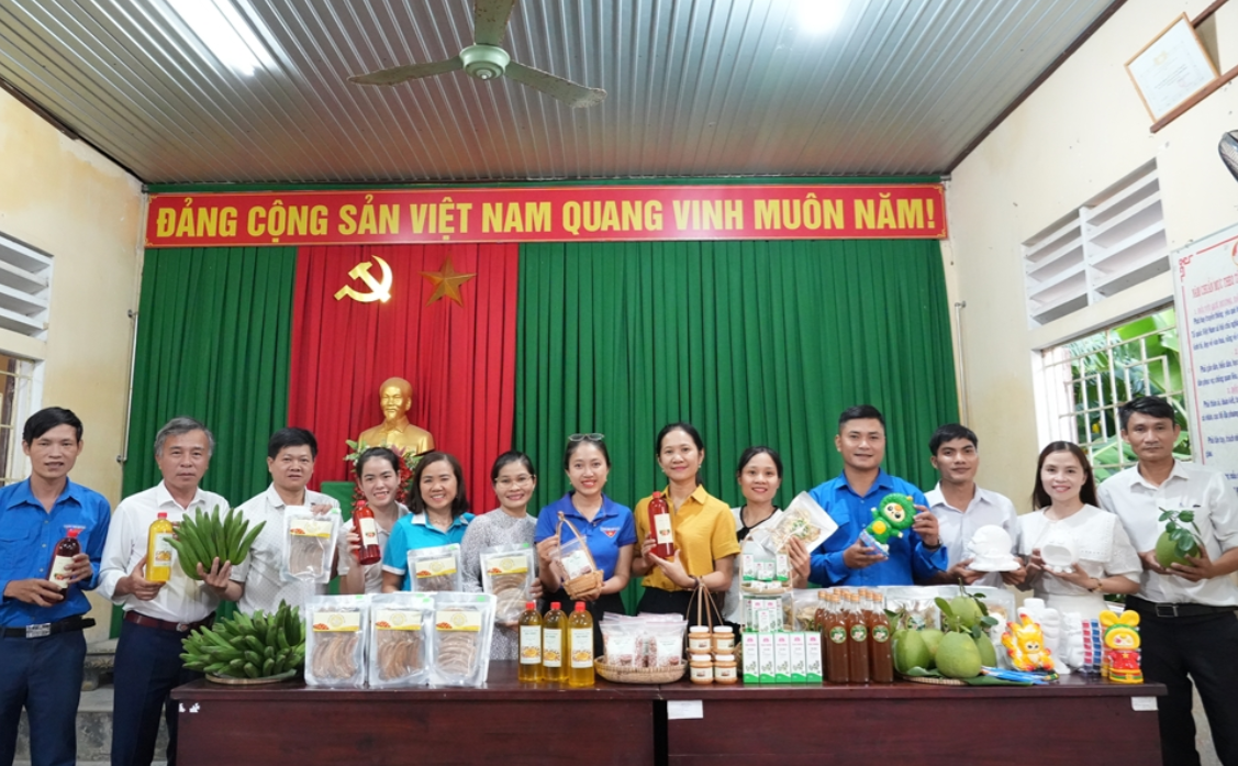 Ekip thực hiện Livestream của  phường Hương Trà “Giới thiệu, kết nối tiêu thụ nông sản” qua các nền tảng mạng xã hội tối ngày 12/8 vừa qua