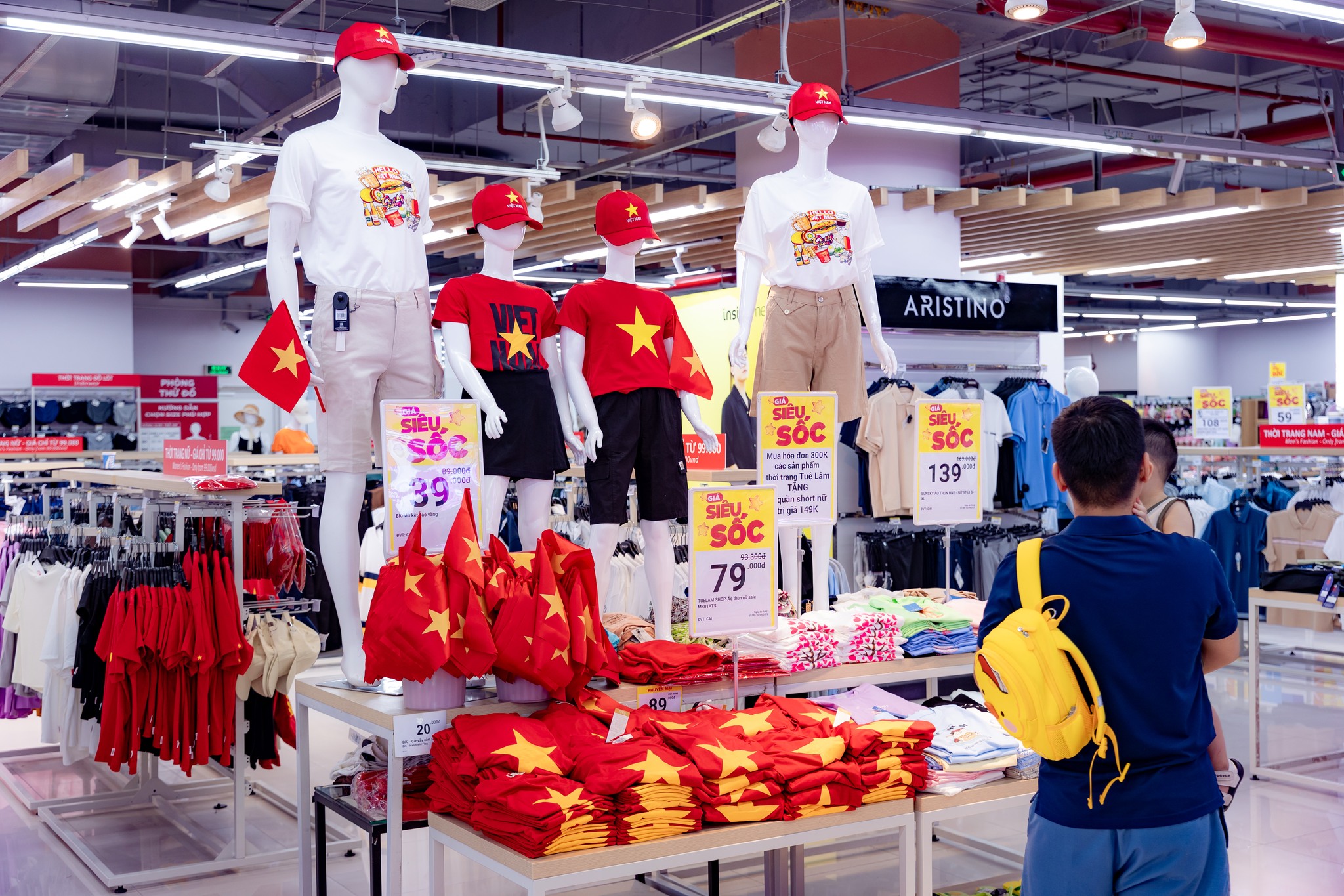Hệ thống bán lẻ Hà Nội đồng loạt tổ chức các chương trình khuyến mãi kích cầu nhân dịp Quốc khánh 2/9.