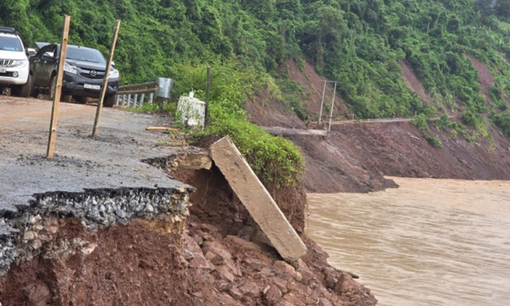 Quốc lộ 7 qua địa bàn huyện Tương Dương (cũ), tỉnh Nghệ An bị sạt lở nghiêm trọng do ảnh hưởng bão số 3, nhiều đoạn bị khoét sâu 1-2m