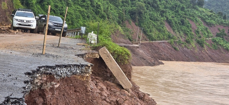 Quốc lộ 7 qua địa bàn huyện Tương Dương (cũ), tỉnh Nghệ An bị sạt lở nghiêm trọng do ảnh hưởng bão số 3, nhiều đoạn bị khoét sâu 1-2m