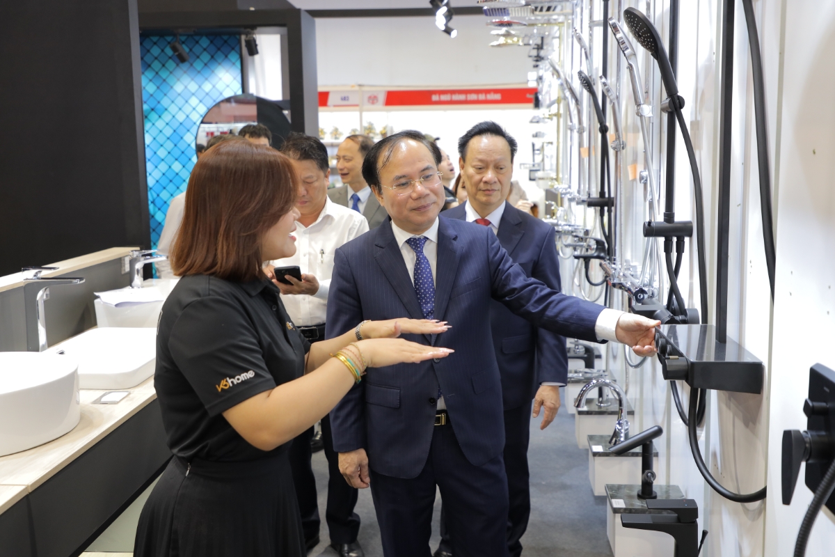 Thứ trưởng Bộ Xây dựng Nguyễn Văn Sinh tham quan các gian hàng tại triển lãm.