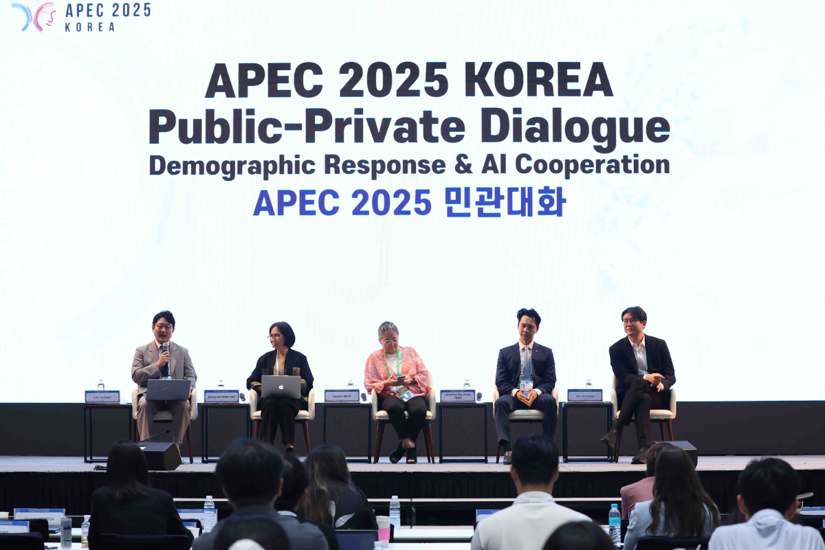 Phiên thảo luận có sự tham dự của các Giáo sư, chuyên gia hàng đầu khu vực từ Nhật Bản, Hàn Quốc, Thái Lan.