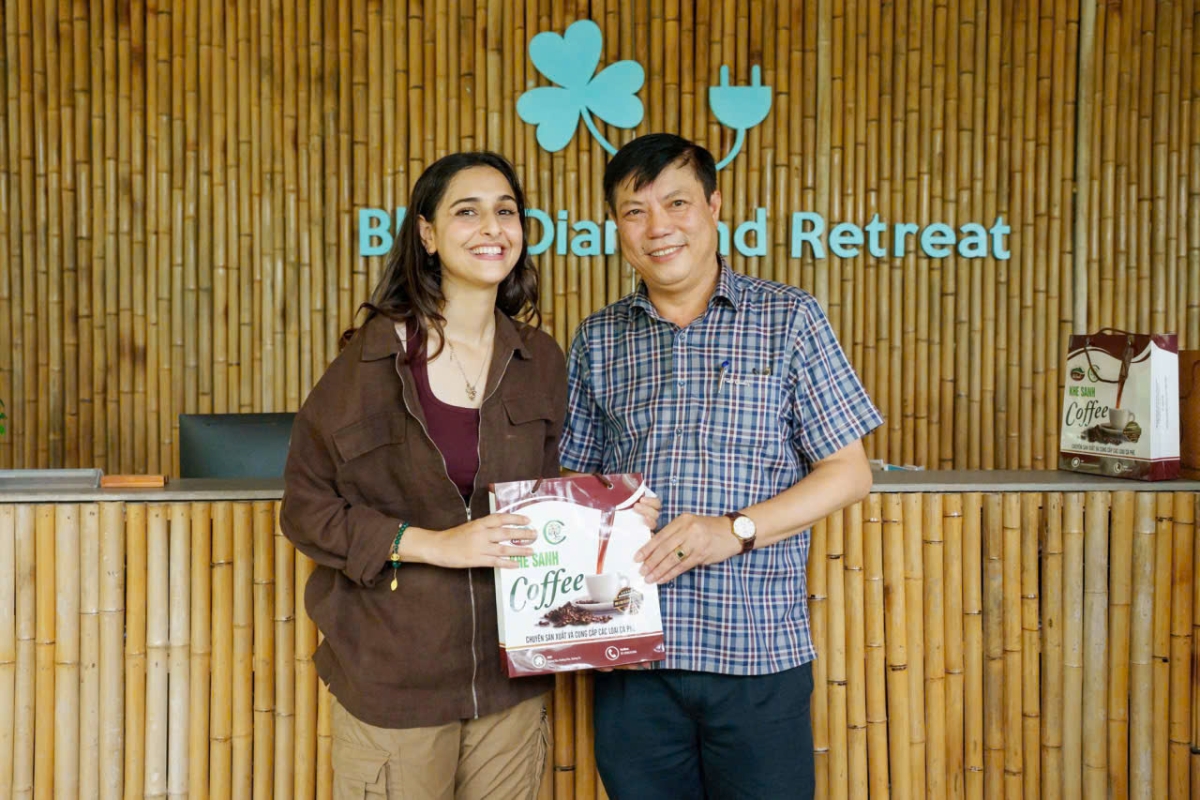 Lãnh đạo ngành du lịch Quảng Trị tặng hoa minh tinh Bollywood