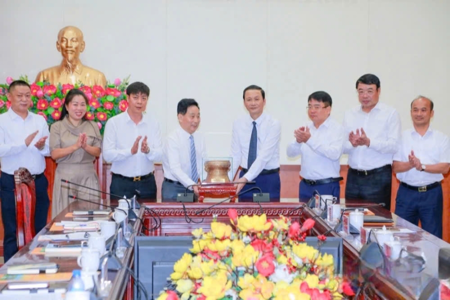Lãnh đạo tỉnh Thanh Hoá tặng quà lưu niệm lãnh đạo công ty