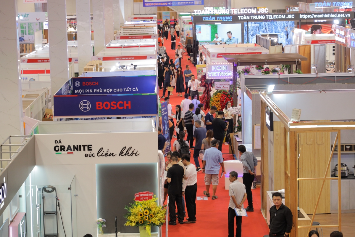 Gần 1.400 gian hàng giới thiệu sản phẩm mới, công nghệ tiên tiến về ngành bất động sản, kiến trúc và trang trí nội ngoại thất tại triển lãm.