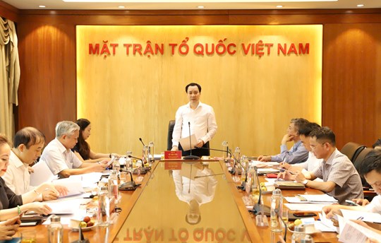Ông Vũ Văn Tiến, Ủy viên Đoàn Chủ tịch, Trưởng Ban Tuyên giáo Ủy ban Trung ương MTTQ Việt Nam phát biểu tại cuộc làm việc 