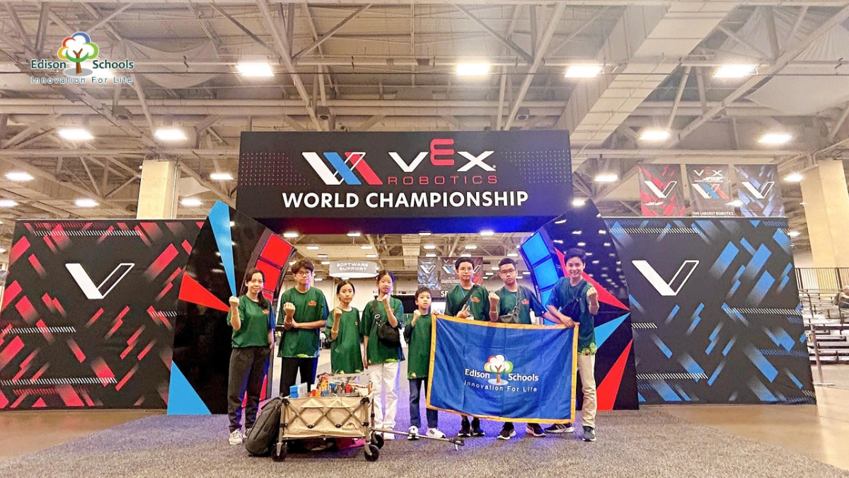 Đội tuyển Robotics Edison Schools tại Vòng chung kết VEX IQ thế giới tại Hoa Kỳ.