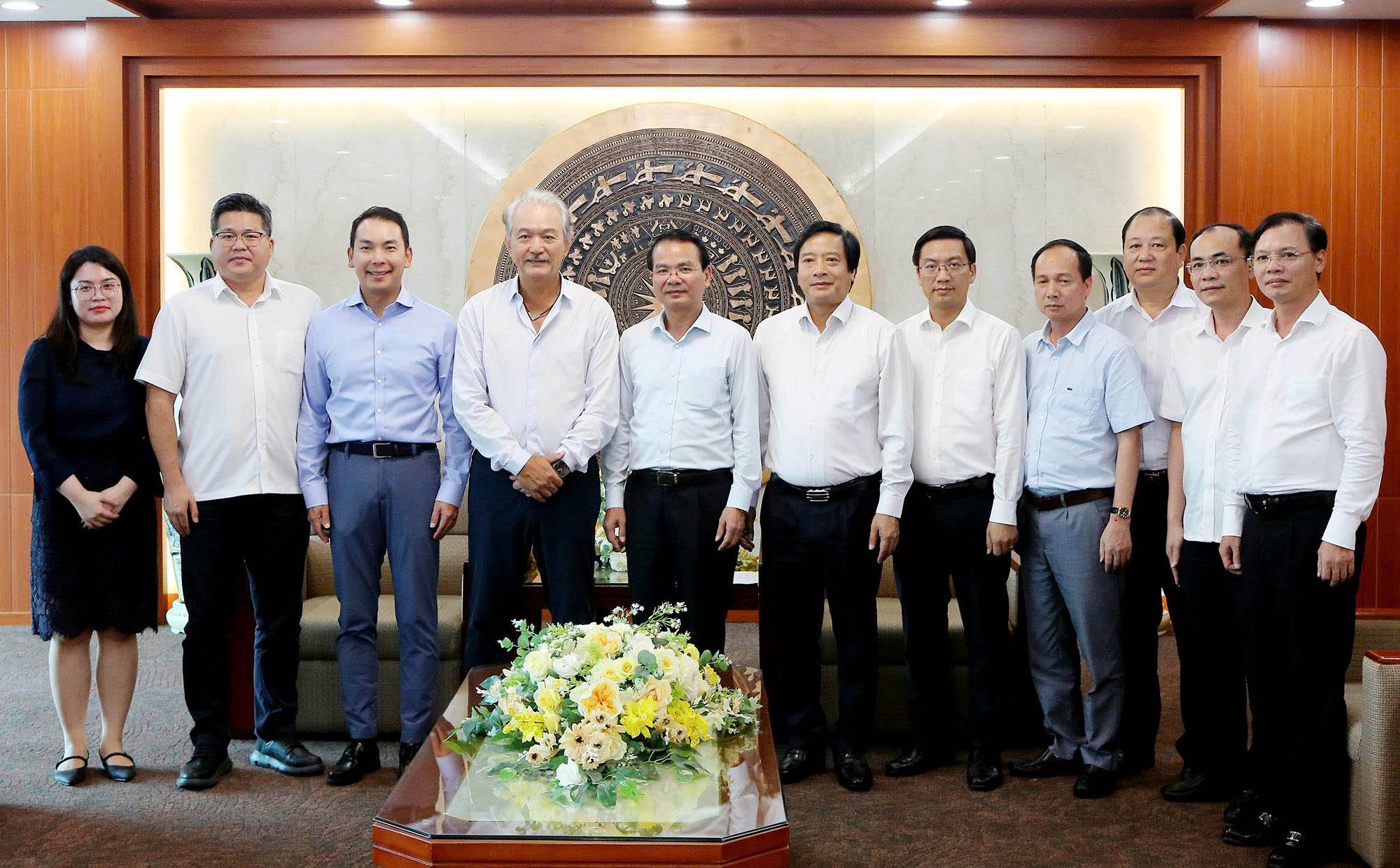 Lãnh đạo tỉnh Phú Thọ chụp ảnh cùng đoàn công tác của Tập đoàn YCH Singapore