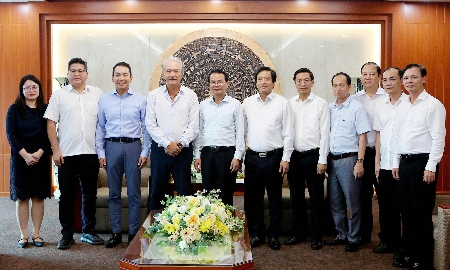 Lãnh đạo tỉnh Phú Thọ chụp ảnh cùng đoàn công tác của Tập đoàn YCH Singapore