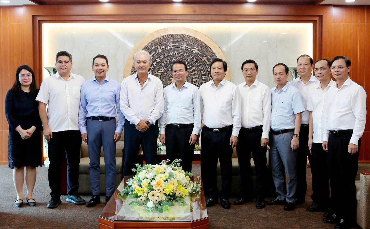 Lãnh đạo tỉnh Phú Thọ chụp ảnh cùng đoàn công tác của Tập đoàn YCH Singapore