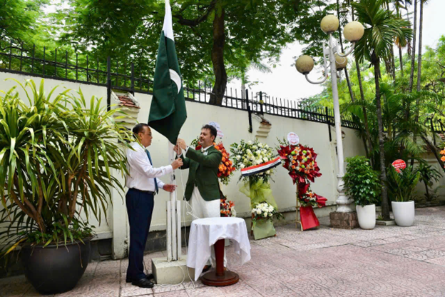 Đại sứ Kohdayar Marri thực hiện nghi thức trong Lễ kỷ niệm 79 năm Ngày
Độc lập Pakistan 