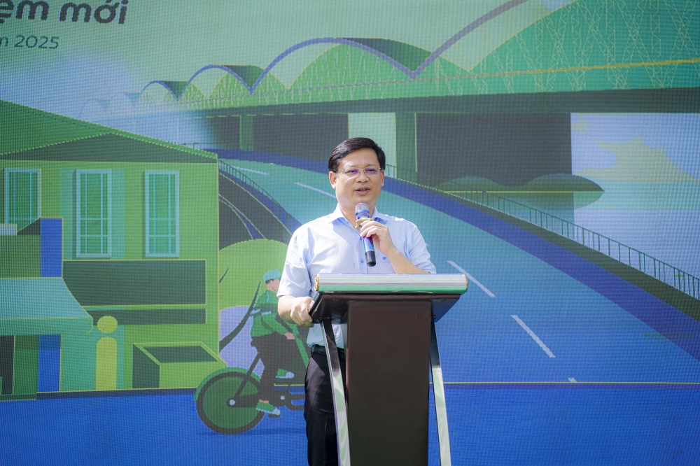 Phó Chủ tịch Thường trực UBND thành phố Huế Nguyễn Thanh Bình phát biểu tại buổi lễ.